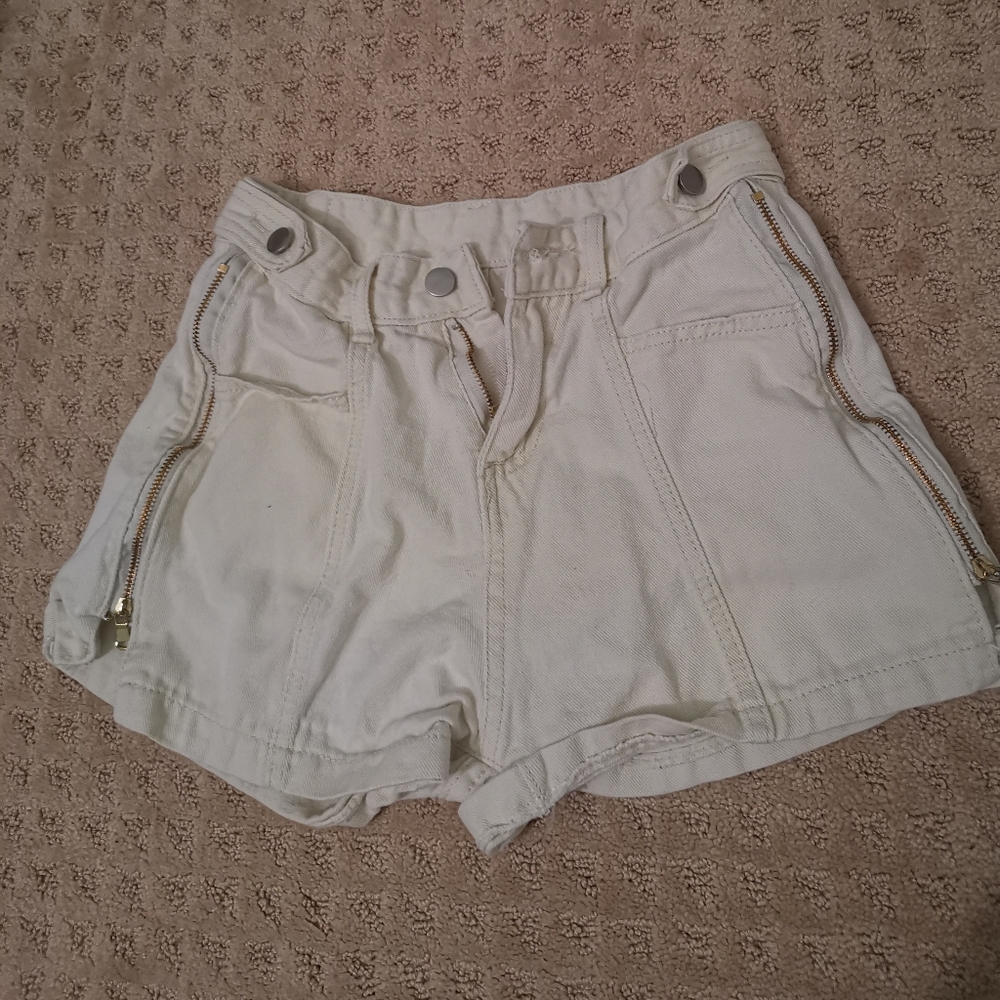 CREAM WHITE SHORTS
